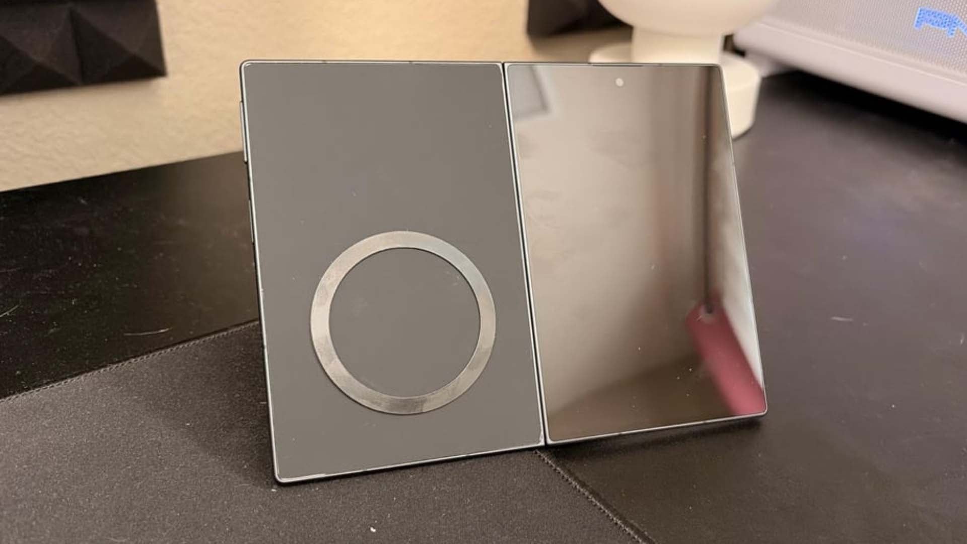 Samsung Galaxy Z Fold 8 Gizeminin Peşinde: Bir Kullanıcı Kamerayı Sökerek Detayları Ortaya Çıkardı