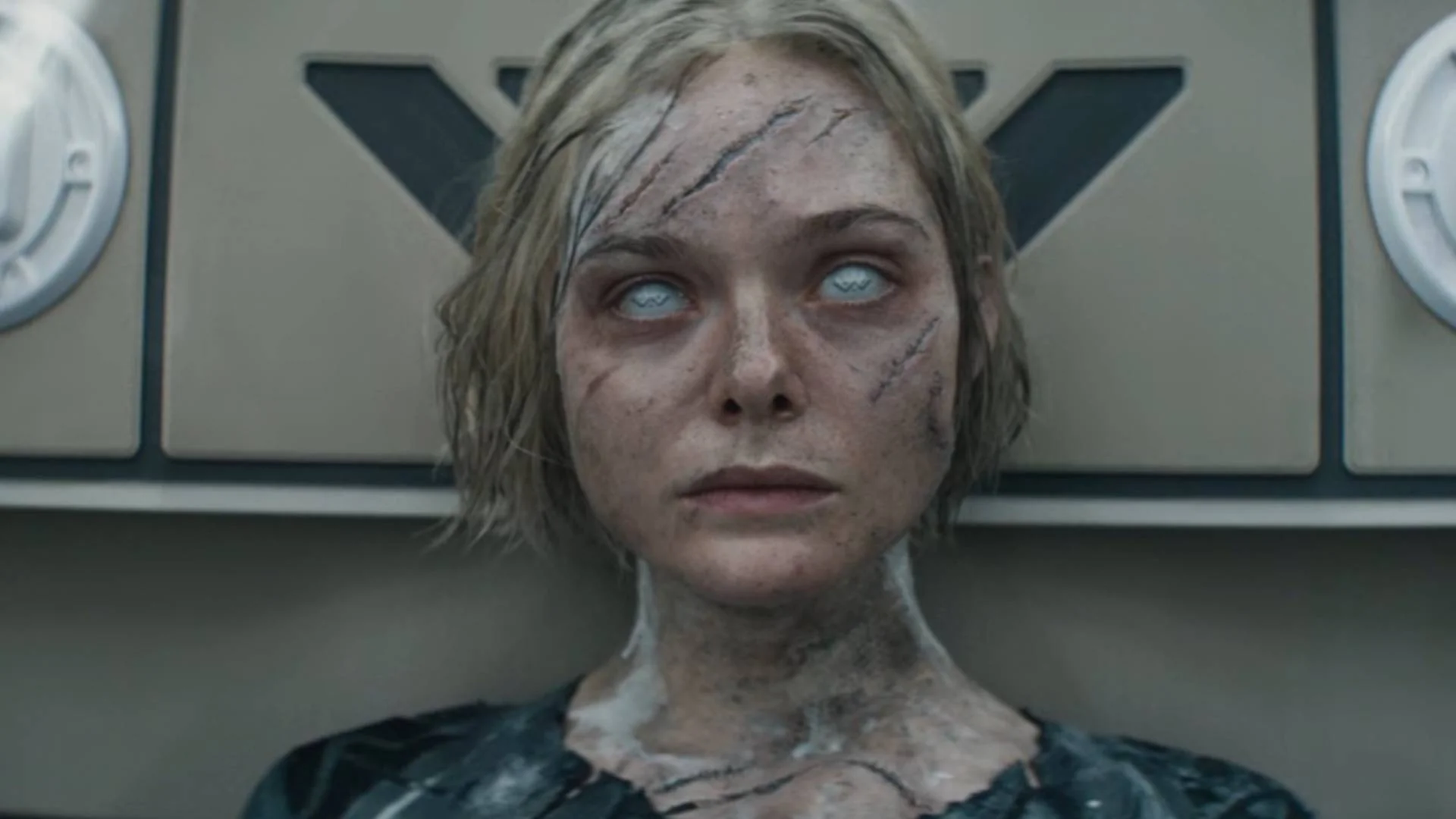 Thia android Elle Fanning